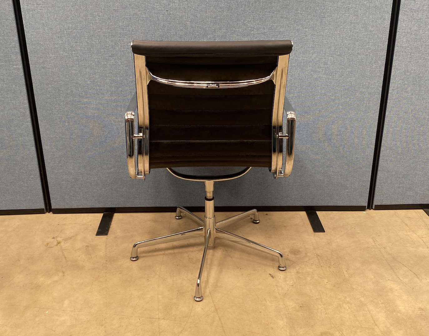 6 x Mobili Black Leather Swivel Meeting Chairs with Chrome Base | Used - Image 3