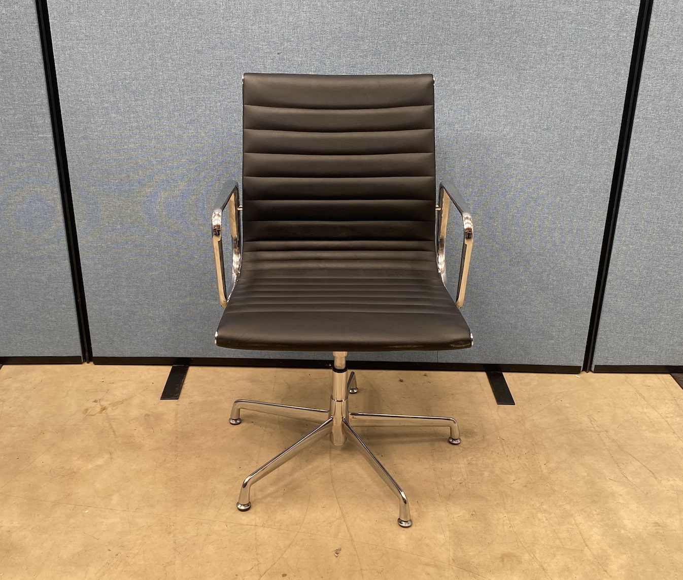 6 x Mobili Black Leather Swivel Meeting Chairs with Chrome Base | Used - Image 4