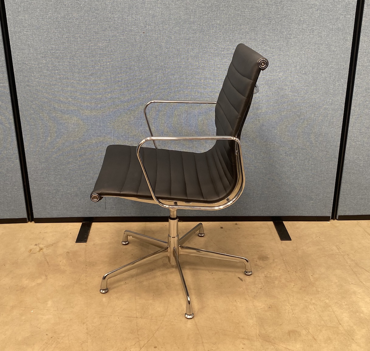 6 x Mobili Black Leather Swivel Meeting Chairs with Chrome Base | Used - Image 5