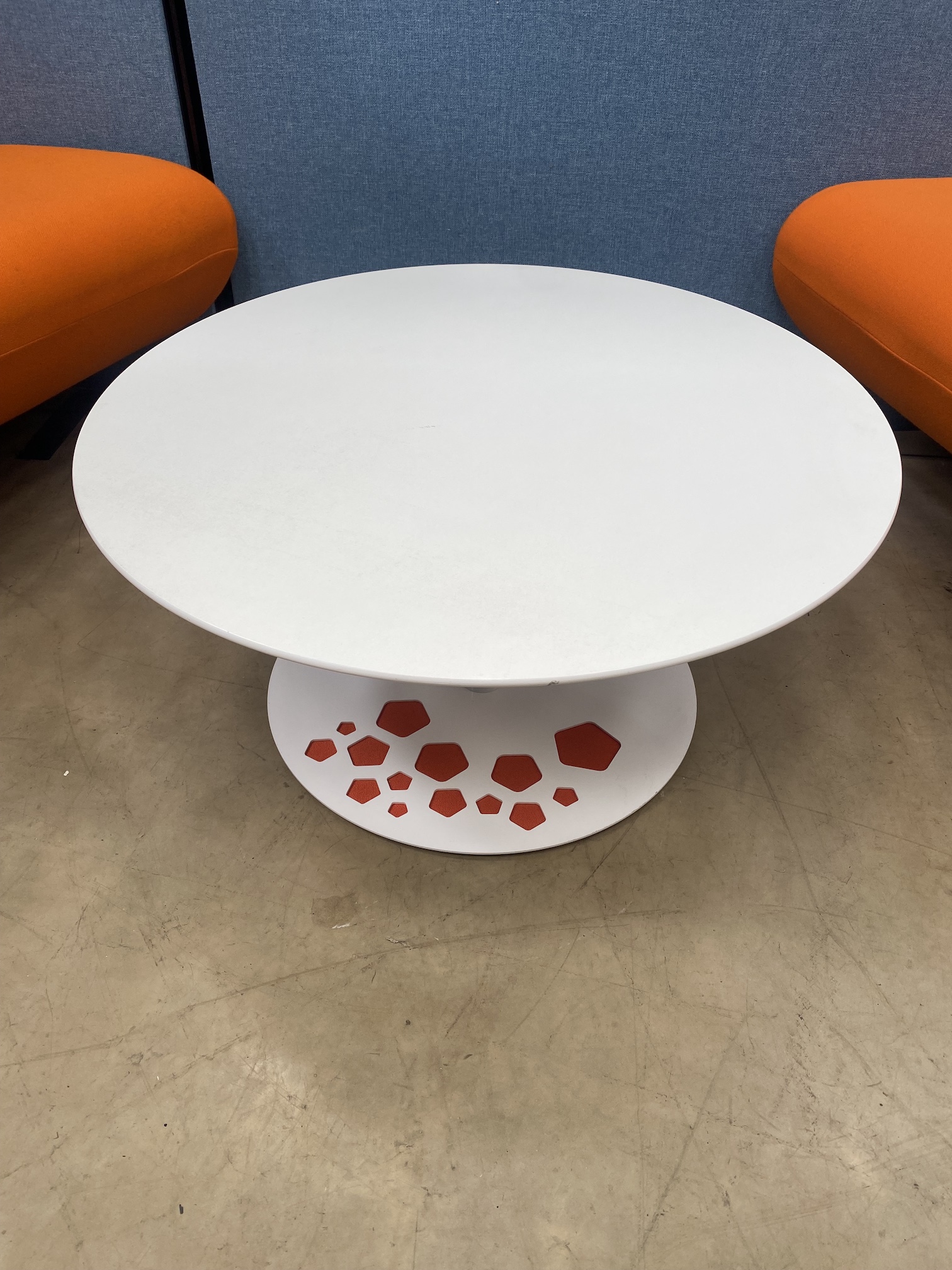 Breakout Seating with Table - Used - Image 3