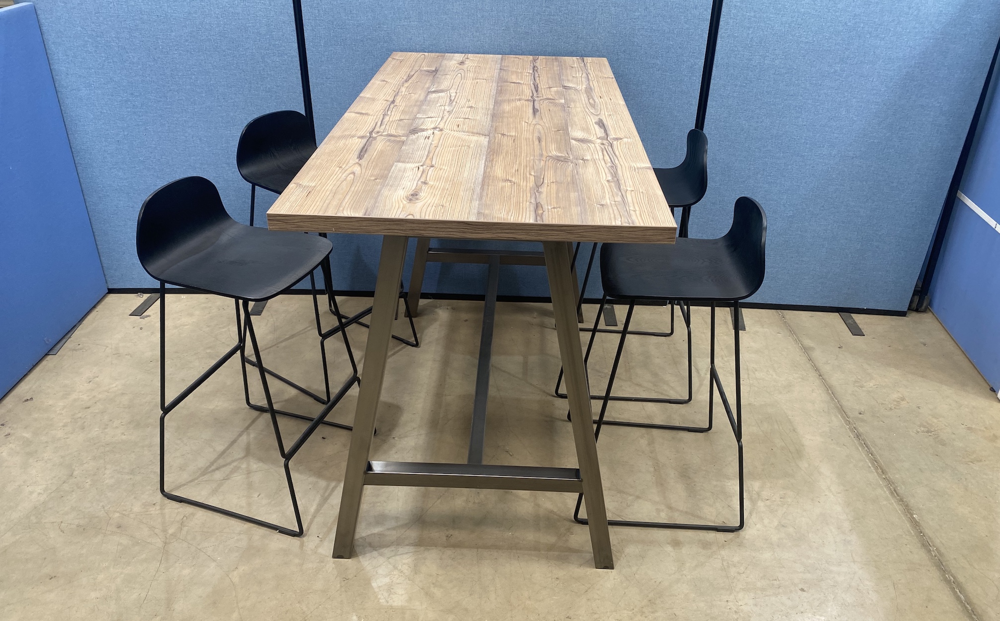 Buronomic High Cohesion Table with 4 Stools | Used