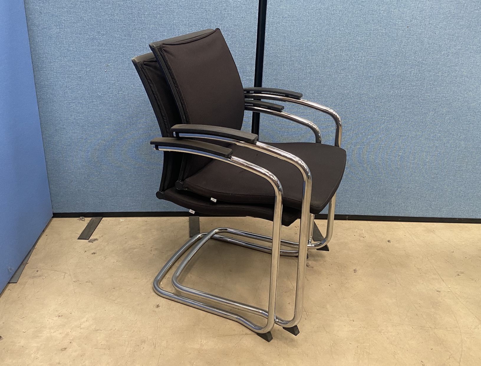Sedus Meeting Chair in Black with Cantilever Frame - Image 2