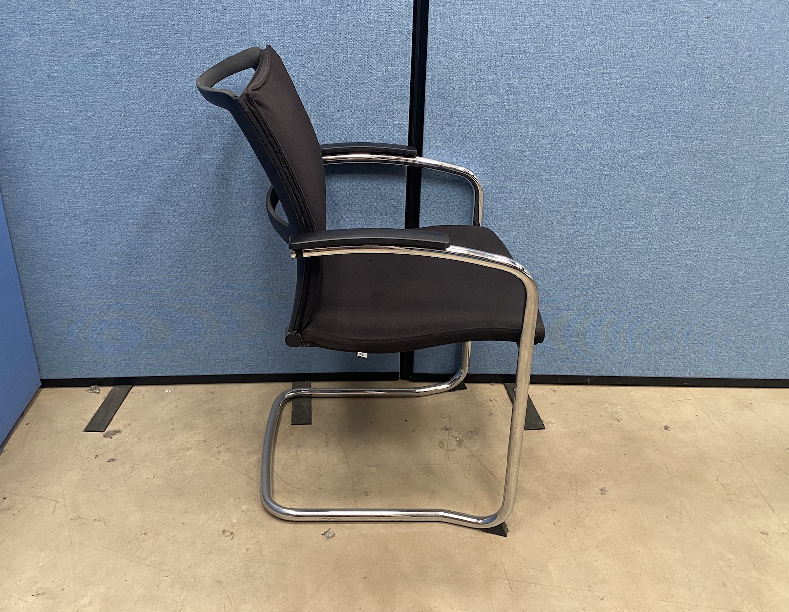 Sedus Meeting Chair in Black with Cantilever Frame - Image 3